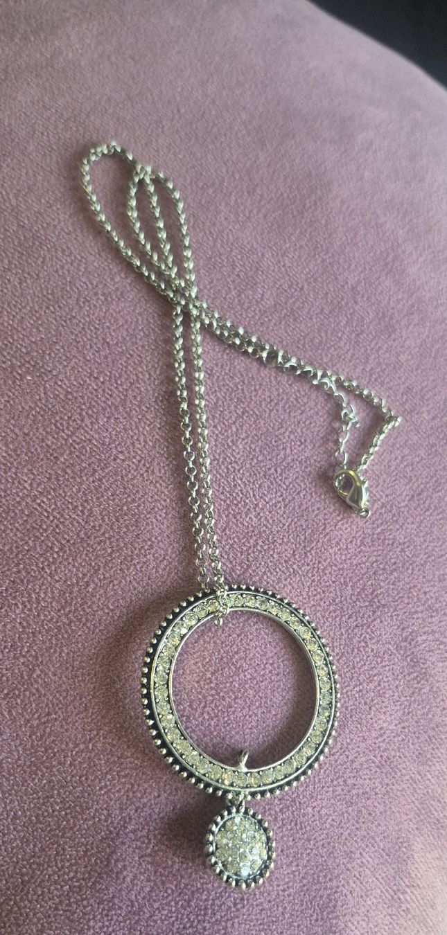 Catenine: Collana cerchio con strass e pendente metallo argentato – Usato da Giubiasco venduto da Stefaniav 1