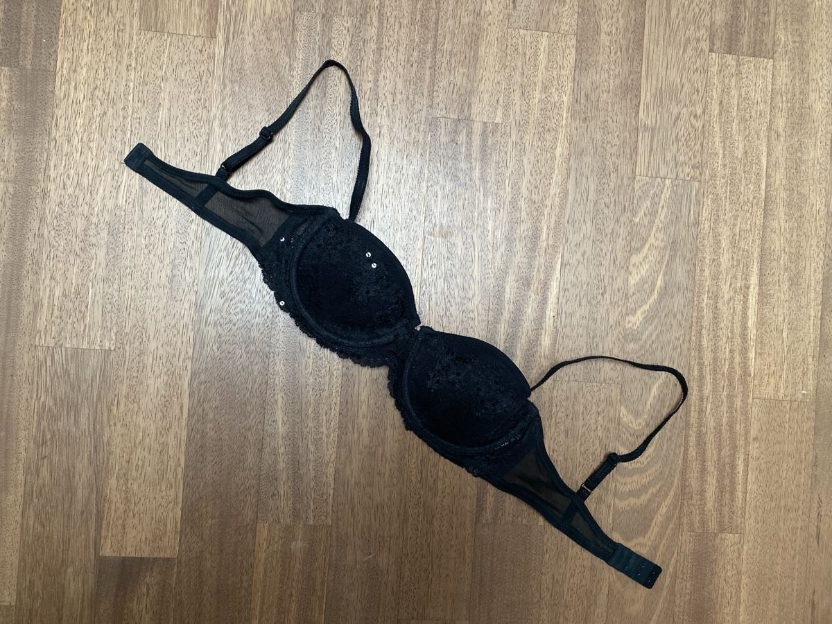 H&M Altra biancheria intima: H&M BH mit schwarzen Pailletten / 75B – Usato da St. Niklausen LU venduto da Sundy01 1