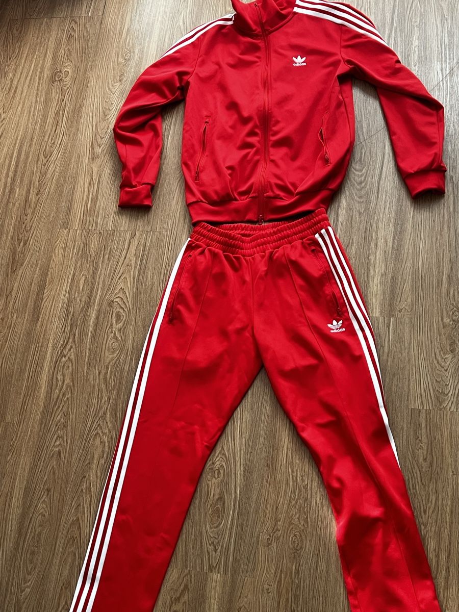 Rot Adidas Anzug
