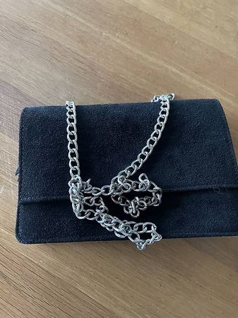 Sac Brandy Melville noir daim avec chaîne argentée 