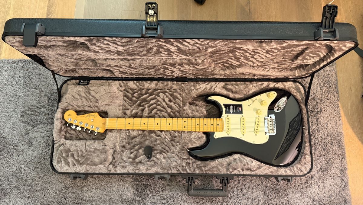 Fender Strumenti musicali: Fender American Pro II Strat Black – Nuovo (secondo la descrizione) da Winterthur venduto da R2D_Y7C 2