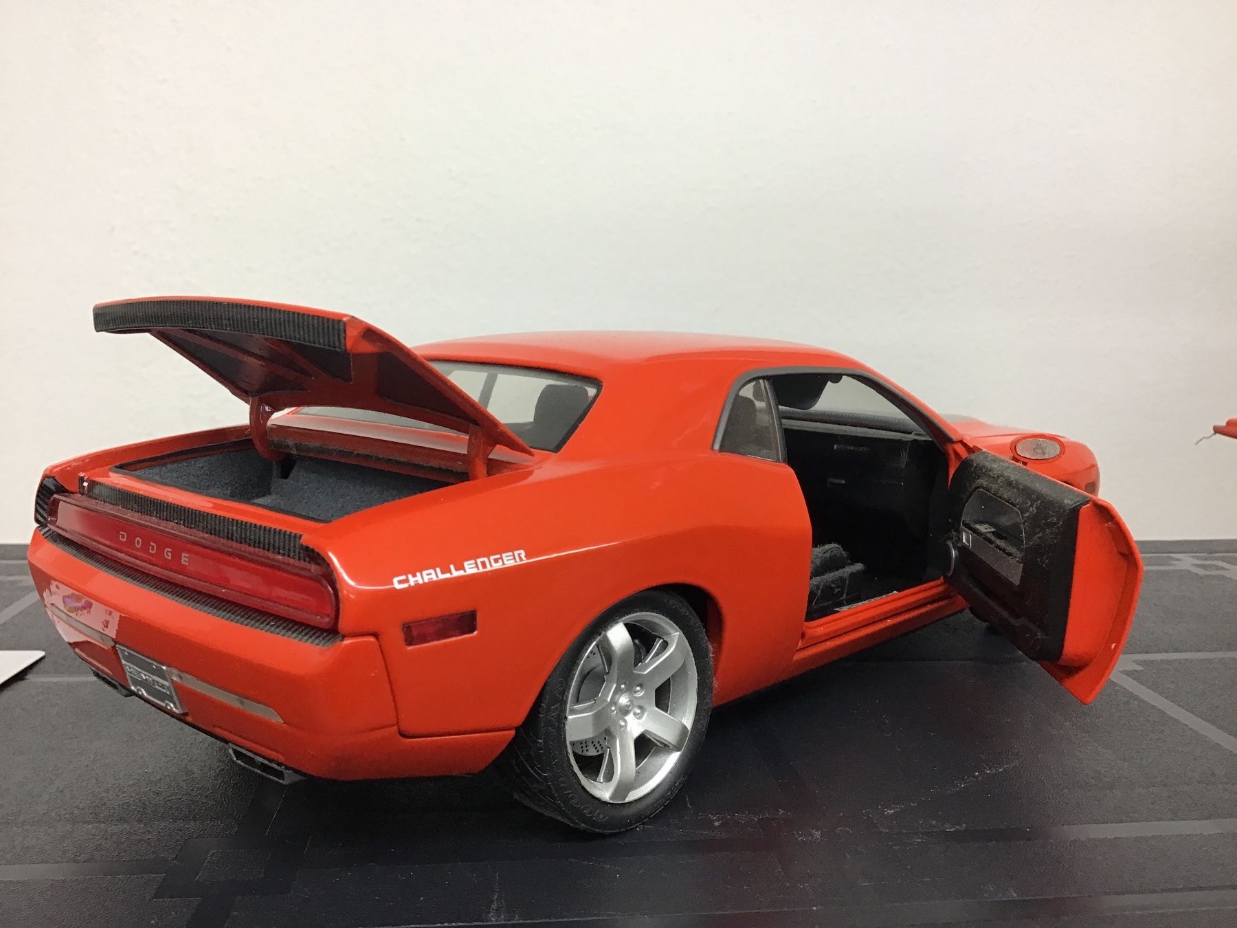 Dodge Modellautos: Dodge Challenger Modellauto, Sammlerstück, 1:18 – Gebraucht aus Männedorf von Spezial-Modelle 2