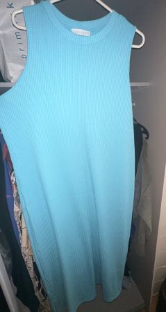 Damenkleid gerippt hellblau ärmellos neuwertig