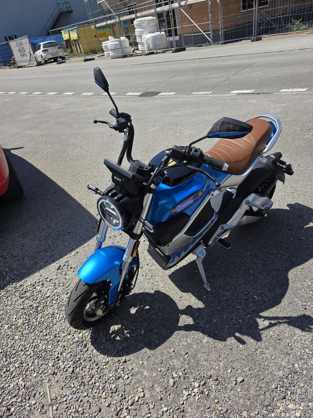 Altro: Elektroroller MIKUSUPER blau mit 2 Schlüssel – Nuovo (secondo la descrizione) da Reinach AG venduto da Tyrese 1