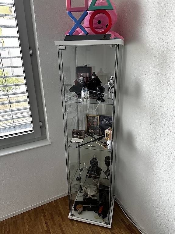 Vitrines: Vitrine IKEA DETOLF (weiss)  – D'occasion à Lyss par REAL-R 2