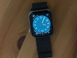 Apple Watch 5 (40mm) & 3 originalen Armbändern und Ladegerät