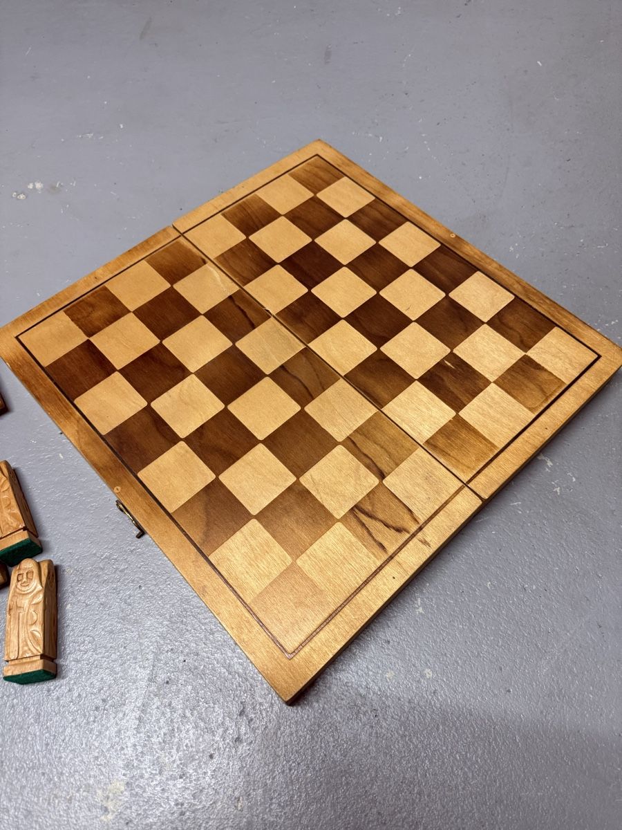 Spiele: Handgeschnitztes Schachspiel aus Holz - Einzigartiges Design – Gebraucht aus Brüttisellen von stanos 7