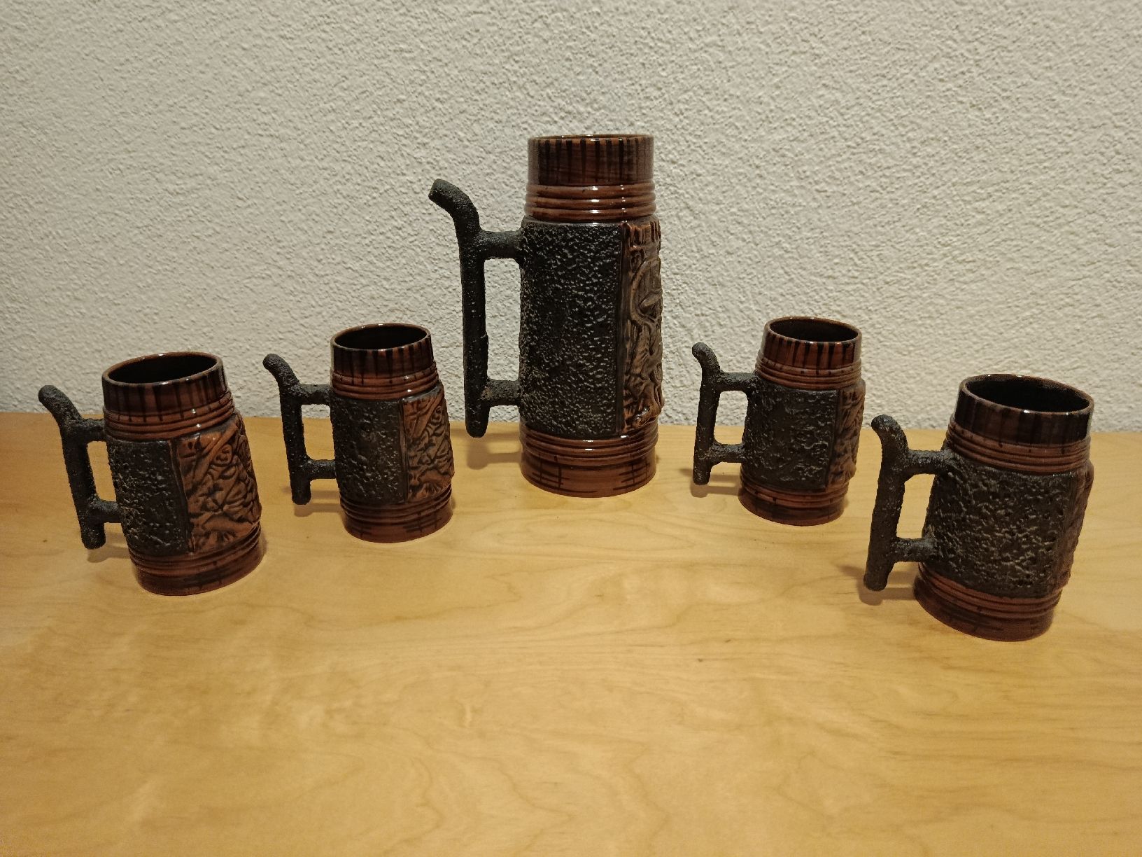 Bicchieri: Rustikale Bierkrüge mit Schnitzereien, 5er Set. – Nuovo (secondo la descrizione) da Trimbach venduto da dar_m5mc 2