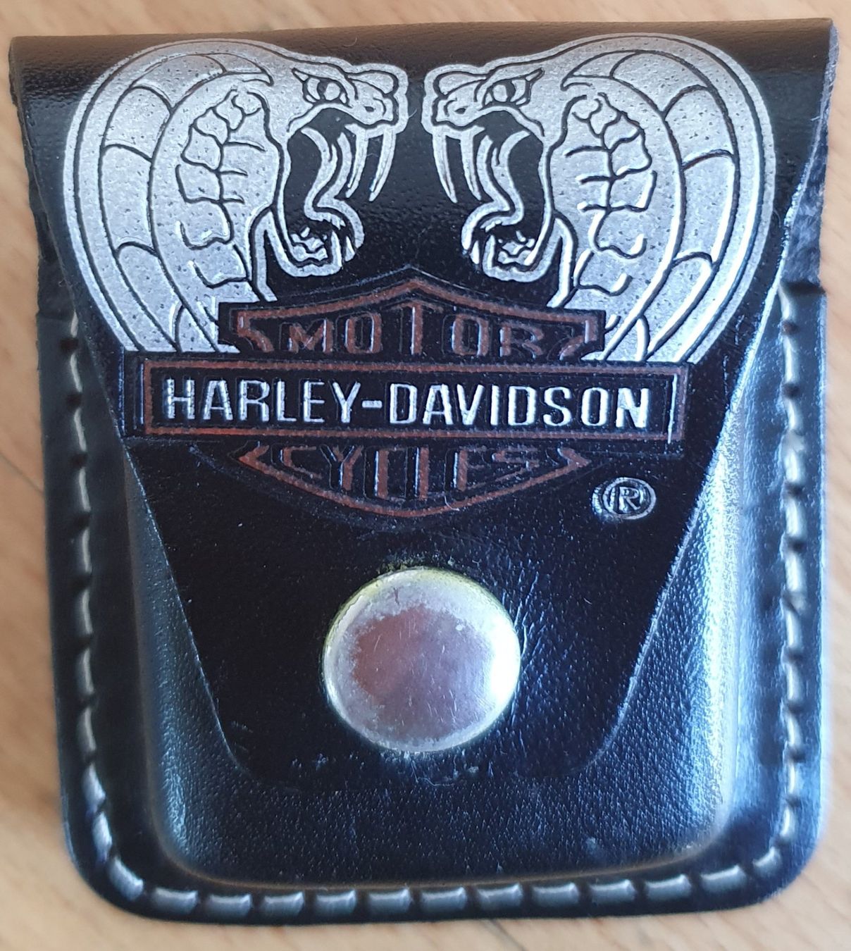 Zippo Altri Prodotti per fumatori: Harley Davidson Zippo Leder Case Cobra 90er – Usato da Bern venduto da Llu
