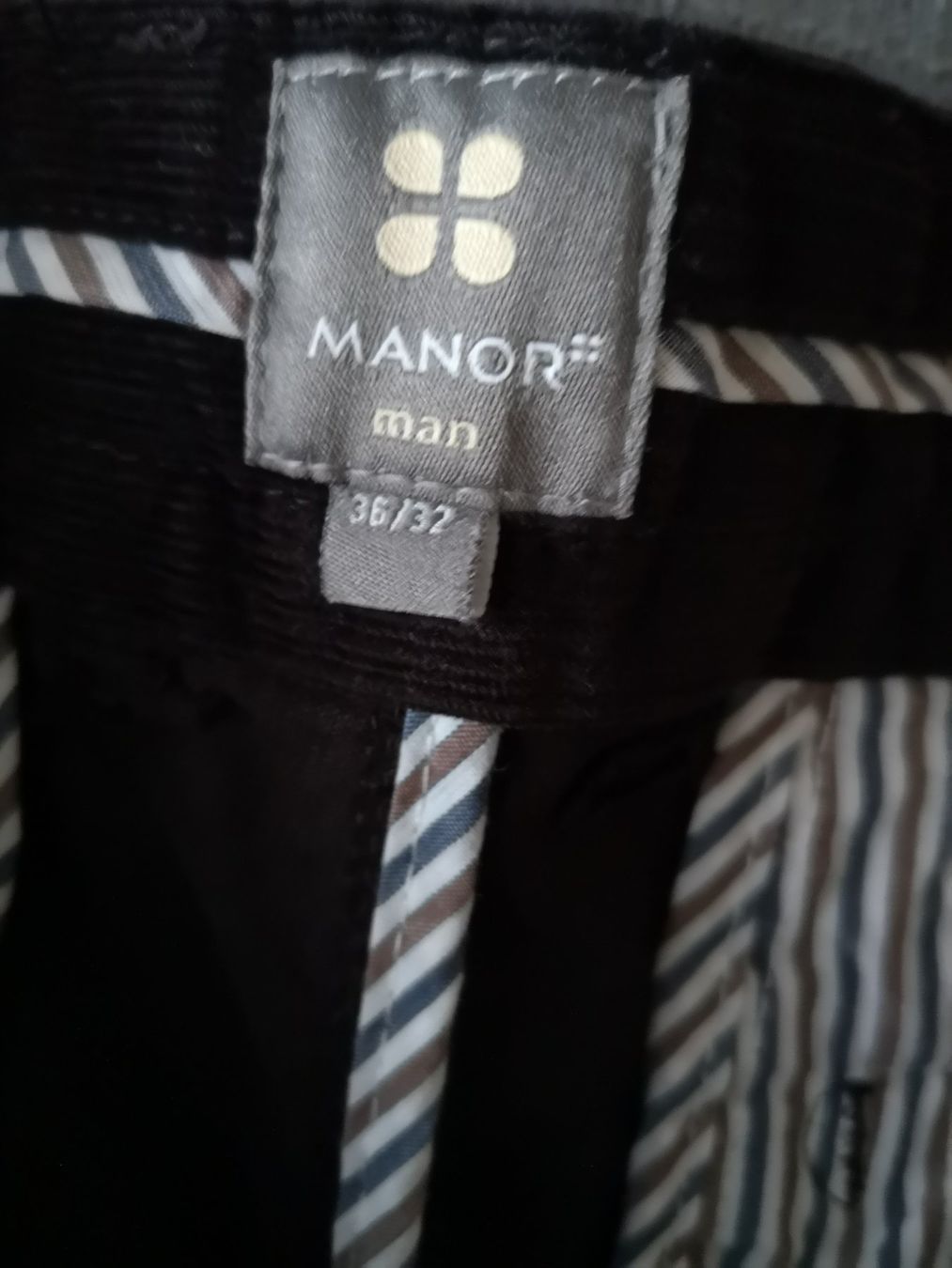 Pantaloni: 2 pantalons velours cotelés – Usato da neuchatel venduto da Mictou 2
