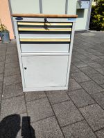 Werkzeugschrank mit Schubladen und Holzabdeckung