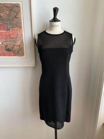 AKRIS: Neues schwarzes Etui-Kleid mit Mesh, 36