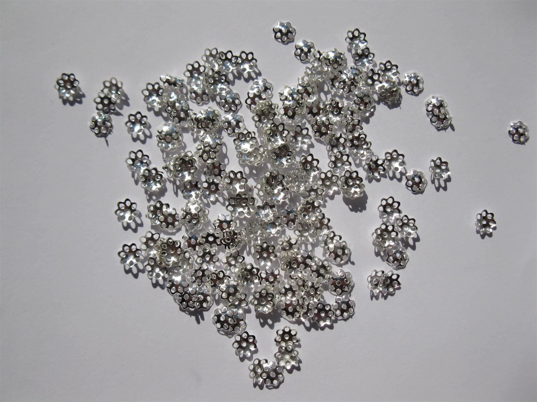 Perle (finte): 100 Perlkappen glatt, versilbert, 6mm – Nuovo e nell'imballaggio originale da St. Margarethen TG venduto da LuanaKa 1