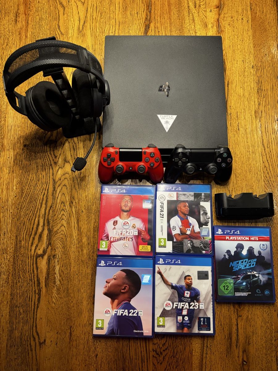 Sony Konsolen: PlayStation 4 Pro mit Zubehör !  – Gebraucht aus Niederuzwil von Michael1990_
