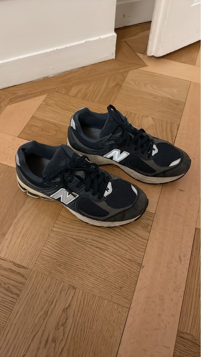 New Balance Scarpe da uomo: New Balance 2002R dark blue size 39.5 – Usato da Genève venduto da woo_qt79