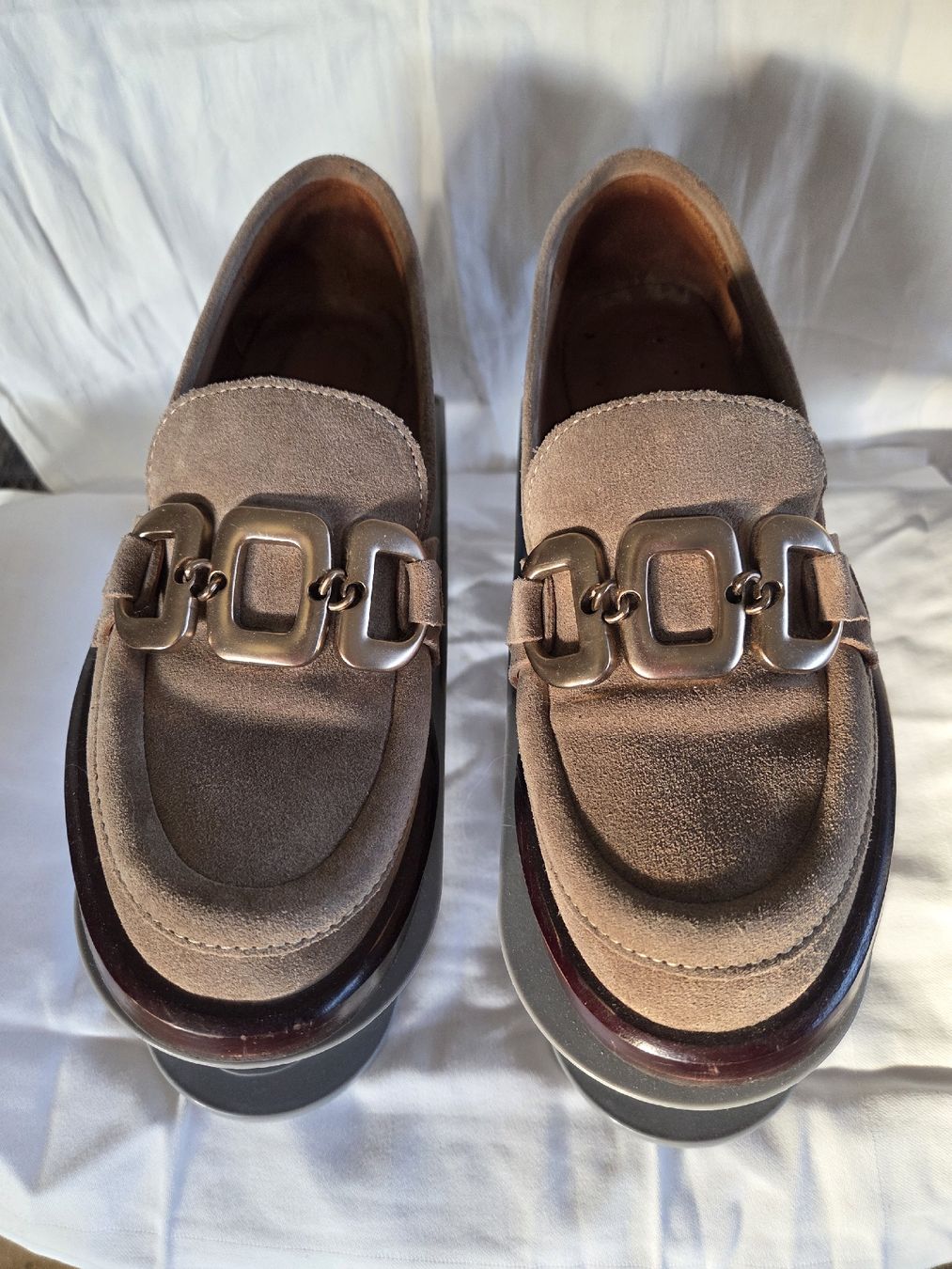 Scarpe da donna: Mocassins en daim camel avec chaîne dorée - Taille 39 – Usato da Onex venduto da dan_2nt8