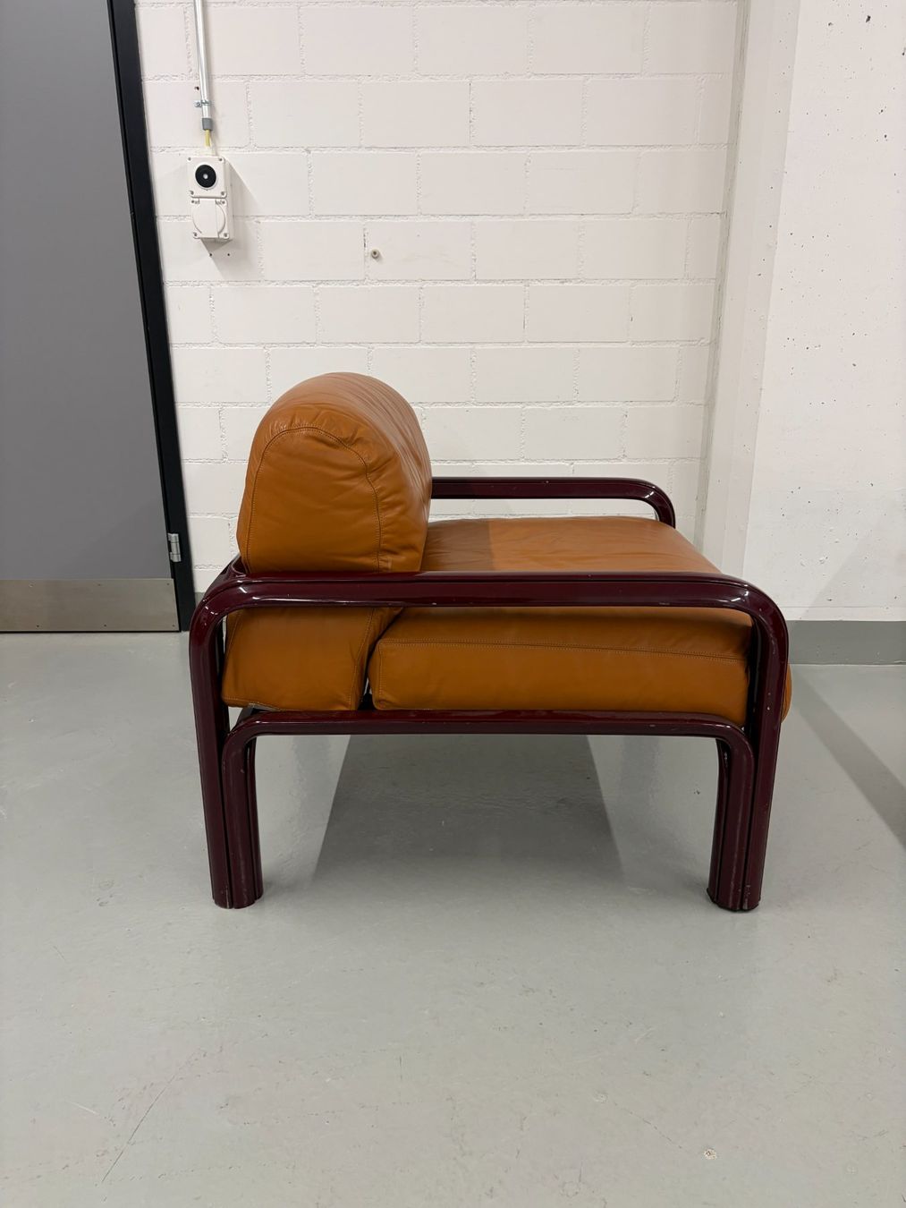 Sessel: Gae Aulenti, Fauteuil Bordeaux – Gebraucht aus Zürich von less_more 3