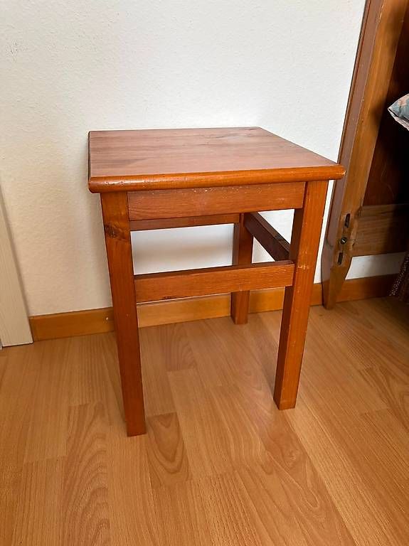 Comodini: Petite table d'appoint en bois massif – Usato da Bulle venduto da oga_r8mh