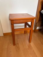 Petite table d'appoint en bois massif