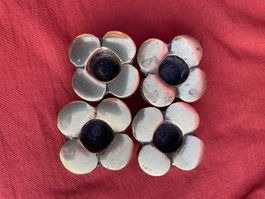 4 edle Kerzenständer aus Messing in Blumenform. Vintage