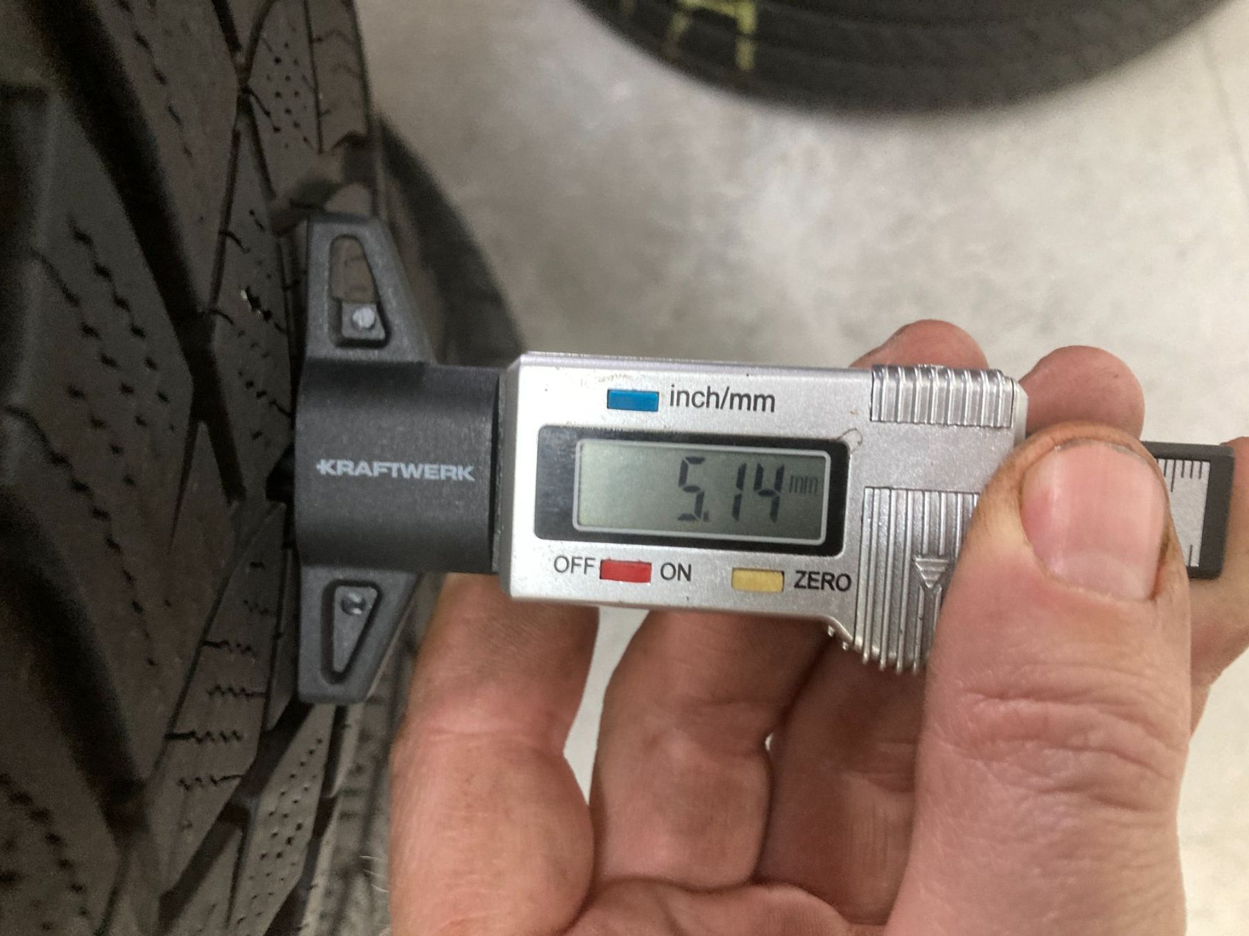 Goodyear Pneus & Kompletträder: 225/65R17 Winterpneu Good Year – Neu und originalverpackt aus Cham von WB2223 5