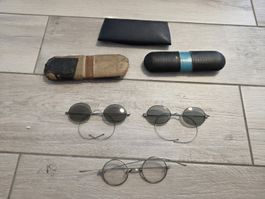 Brille antik rund Stahl Metall drei Stücke mit Etuis