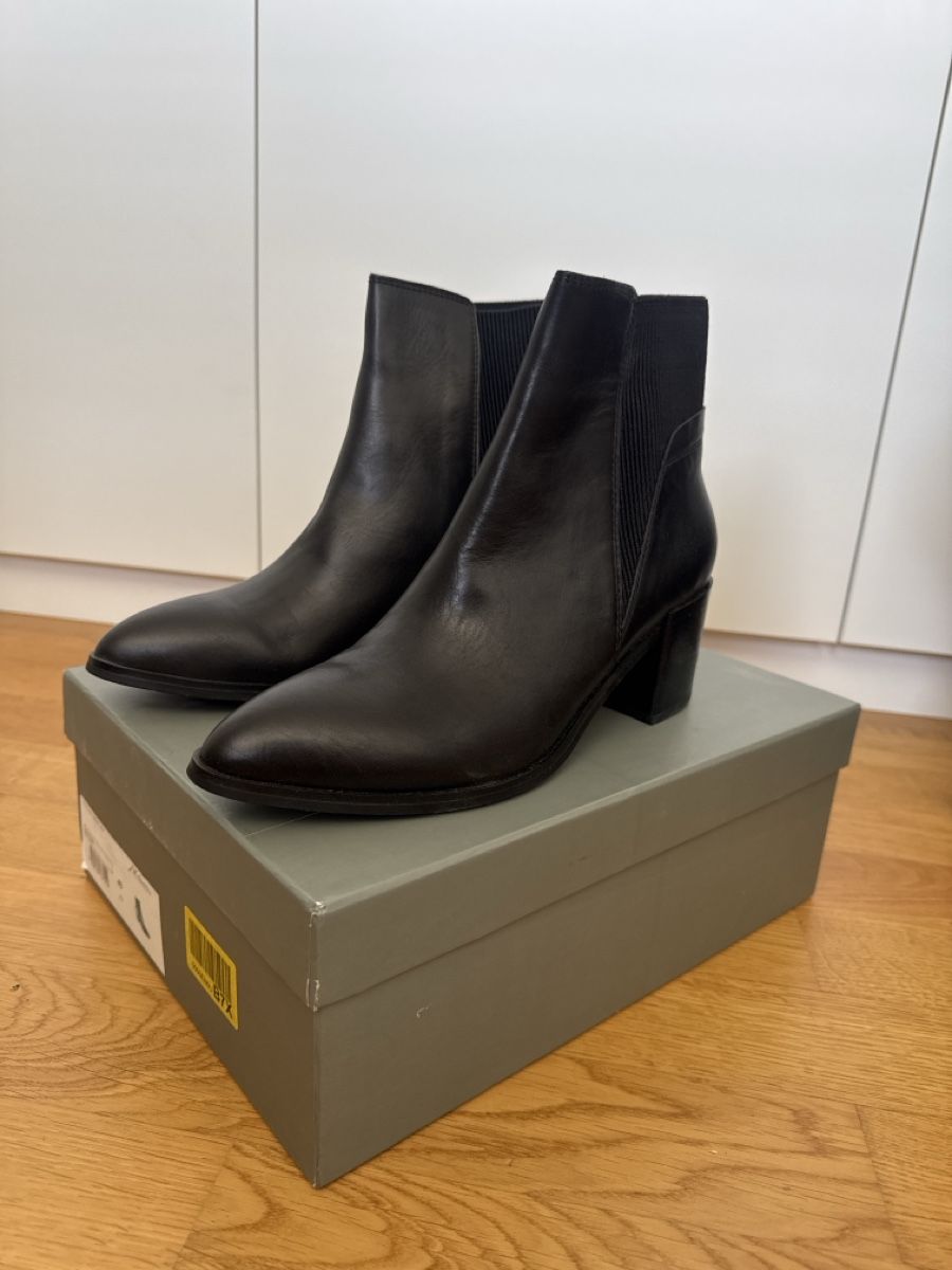 Scarpe da donna: NEW Black Leather Ankle Boots Sz 40 – Nuovo e nell'imballaggio originale da Schlieren venduto da GaRe2509