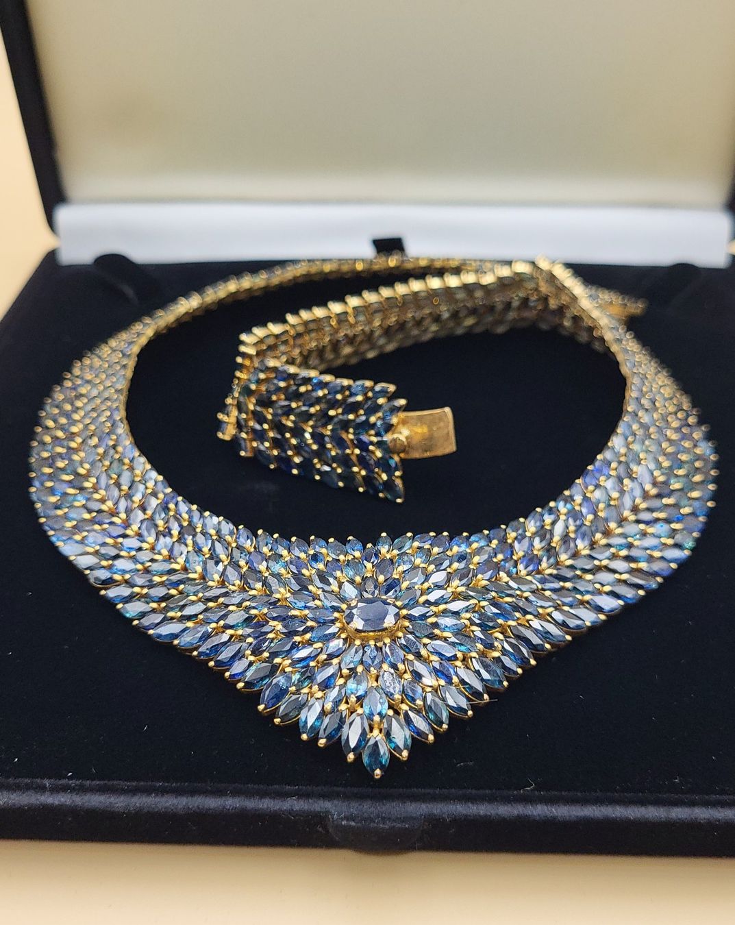 Catenine: Goldige Elegante Collier Mit Saphire – Usato da Wald ZH venduto da SwissPawnshop