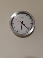 elegante Funk-Wanduhr mit laufruhigem Quarz-Uhrwerk