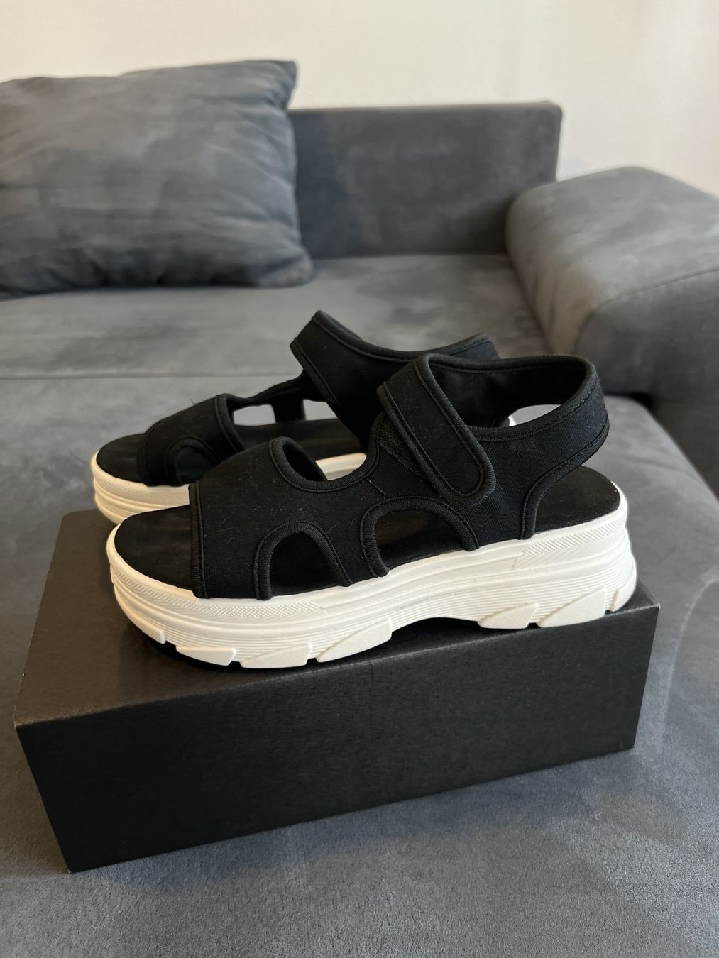 Scarpe da donna: Damensandalen schwarz Grösse 38 – Usato da Basel venduto da M.M_