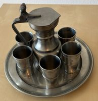 Antike Zinn Garnitur. Kanne, Teller  (mit Gravur)+ 6 Becher.