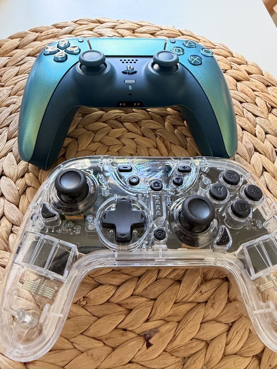 Systèmes de contrôle: Two Controllers, PS5 original and one custom, clear shell – Neuf (Voir description) à Genève par aki_xbk9 1