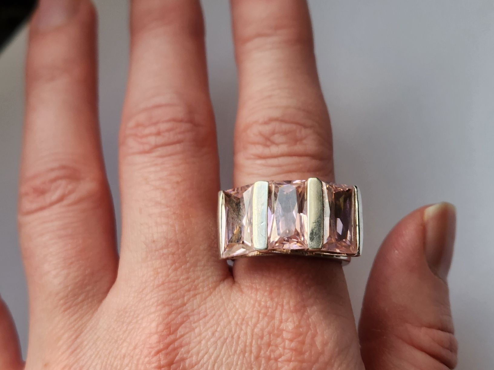 Anelli: Moderner Ring mit rosa Steinen, Grösse 56, Silber 925 15g – Usato da St. Gallen venduto da GIULESGG 1