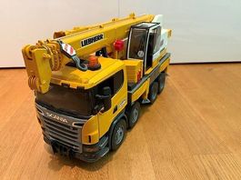 Bruder Scania Super 560R Liebherr Kran-LKW 