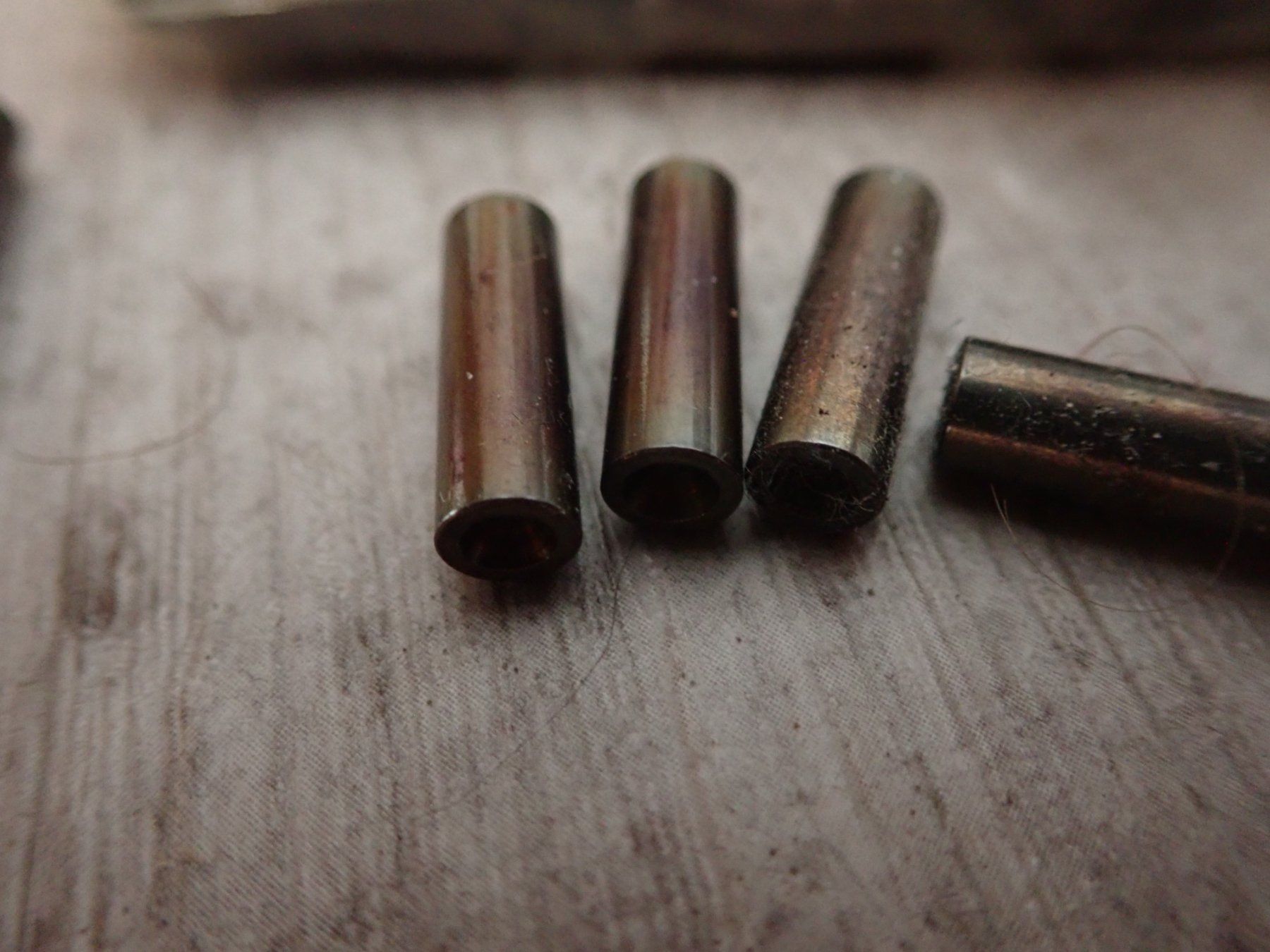 Armi bianche: Lot de 5 rivets forés pour arme suisse, à identifier. – Nuovo (secondo la descrizione) da Onex venduto da mac_w8c2 1
