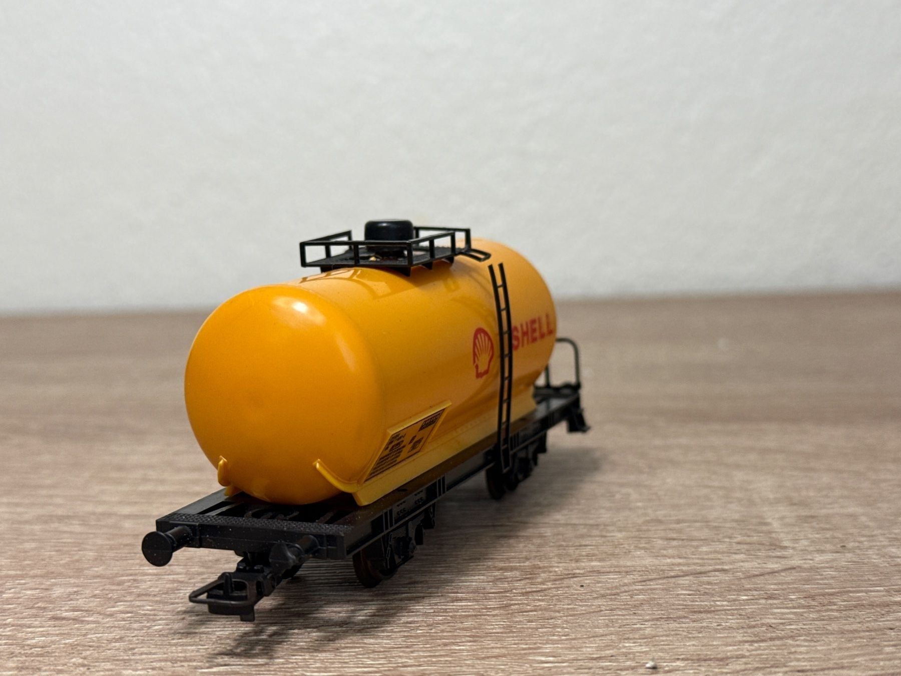 Lima Modellini di ferrovie: Lima Kesselwagen SHELL H0 (216) – Usato da St-Aubin-Sauges venduto da Lo_Go 2