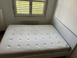 Weisses Ikea Bett 1,4x2m + Lattenroste & Federkernmatratze
