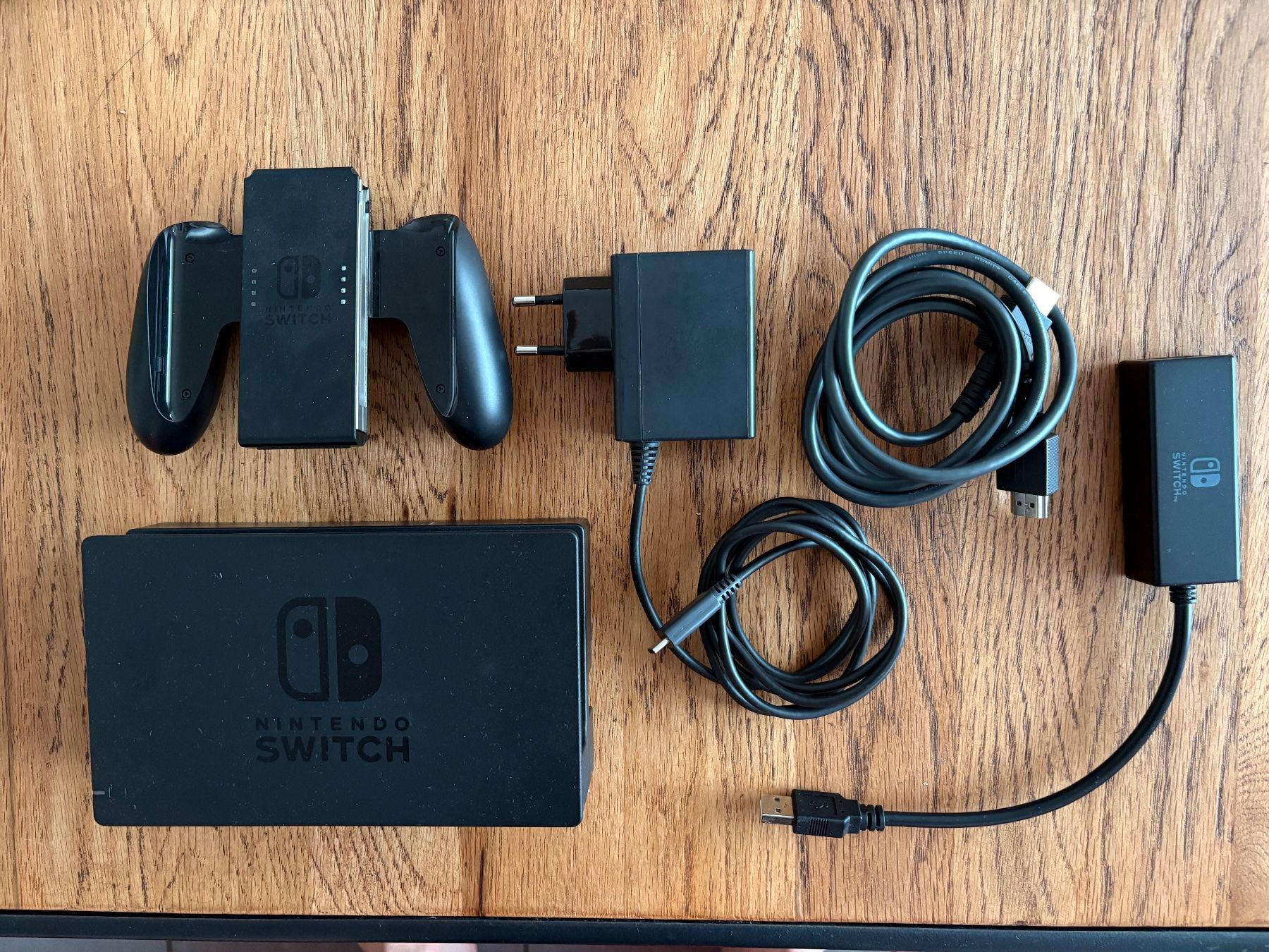 Nintendo Consoles: Nintendo Switch 1 grise - Avec accessoires complets – D'occasion à Givisiez par  2
