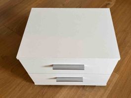 2 Nachttische weiss mit zwei Schubladen