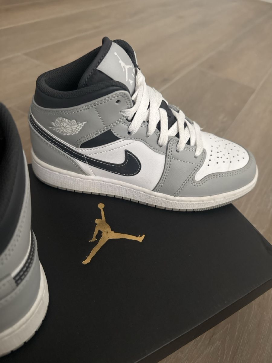 Jordan Scarpe per ragazzi: Air Jordan 1 Mid GS, gris blanc, taille 35.5 – Nuovo (secondo la descrizione) da Begnins venduto da yve_7czq 2