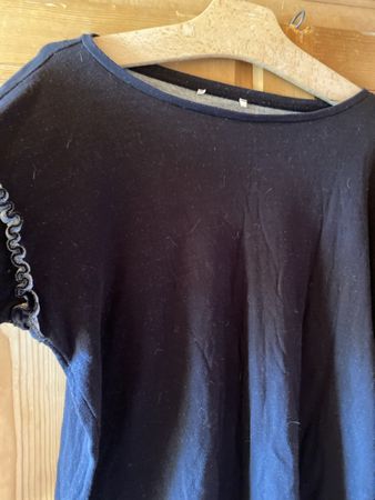 Schwarzes Shirt mit Rüschen Gr. L guter Zustand.
