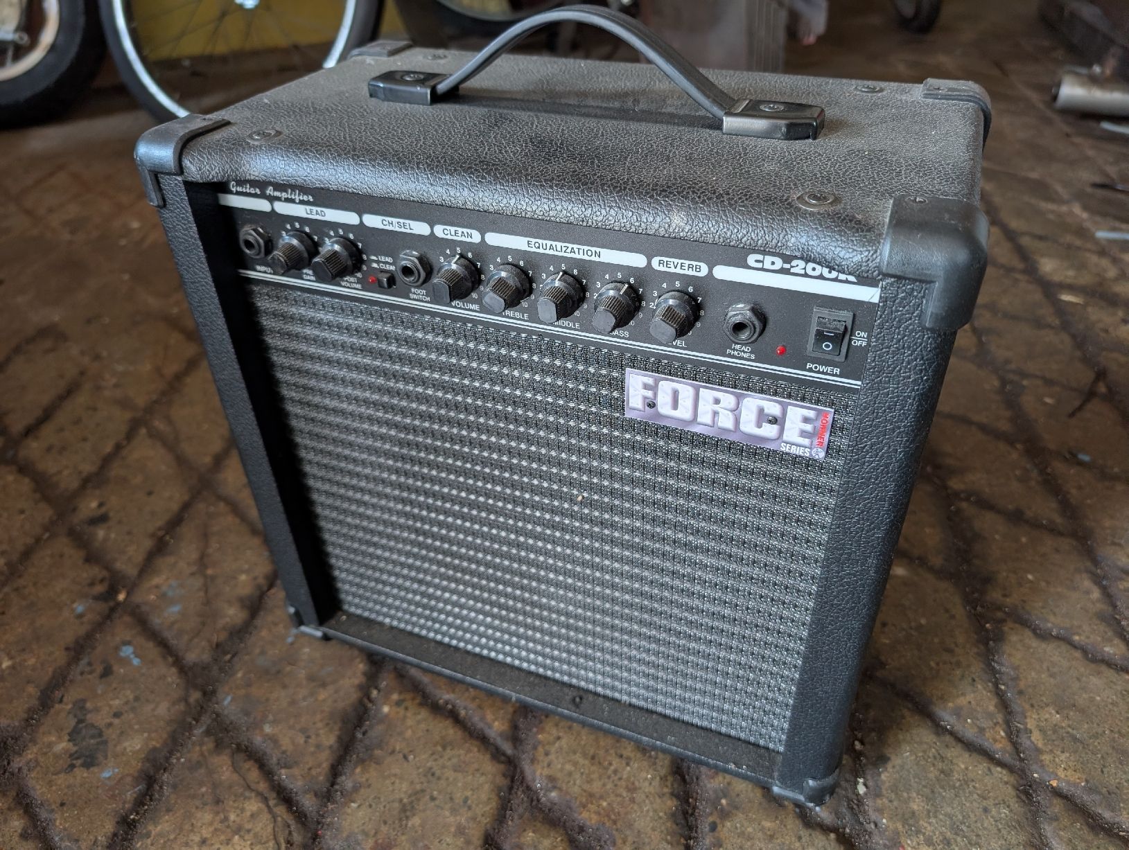 Amplificateurs: Gitarren Verstärker – Défectueux à Hinterkappelen par thelars