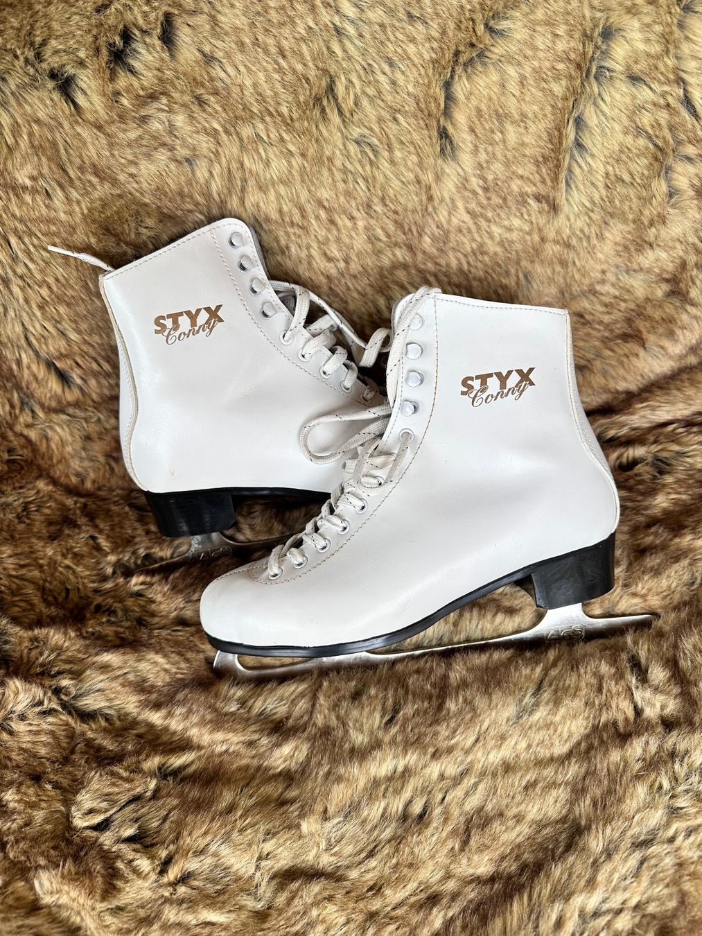 Schlittschuhe: Eislaufschuhe - Schlittschuhe Grösse 40 – Neu (gemäss Beschreibung) aus Wil SG von denpasar00