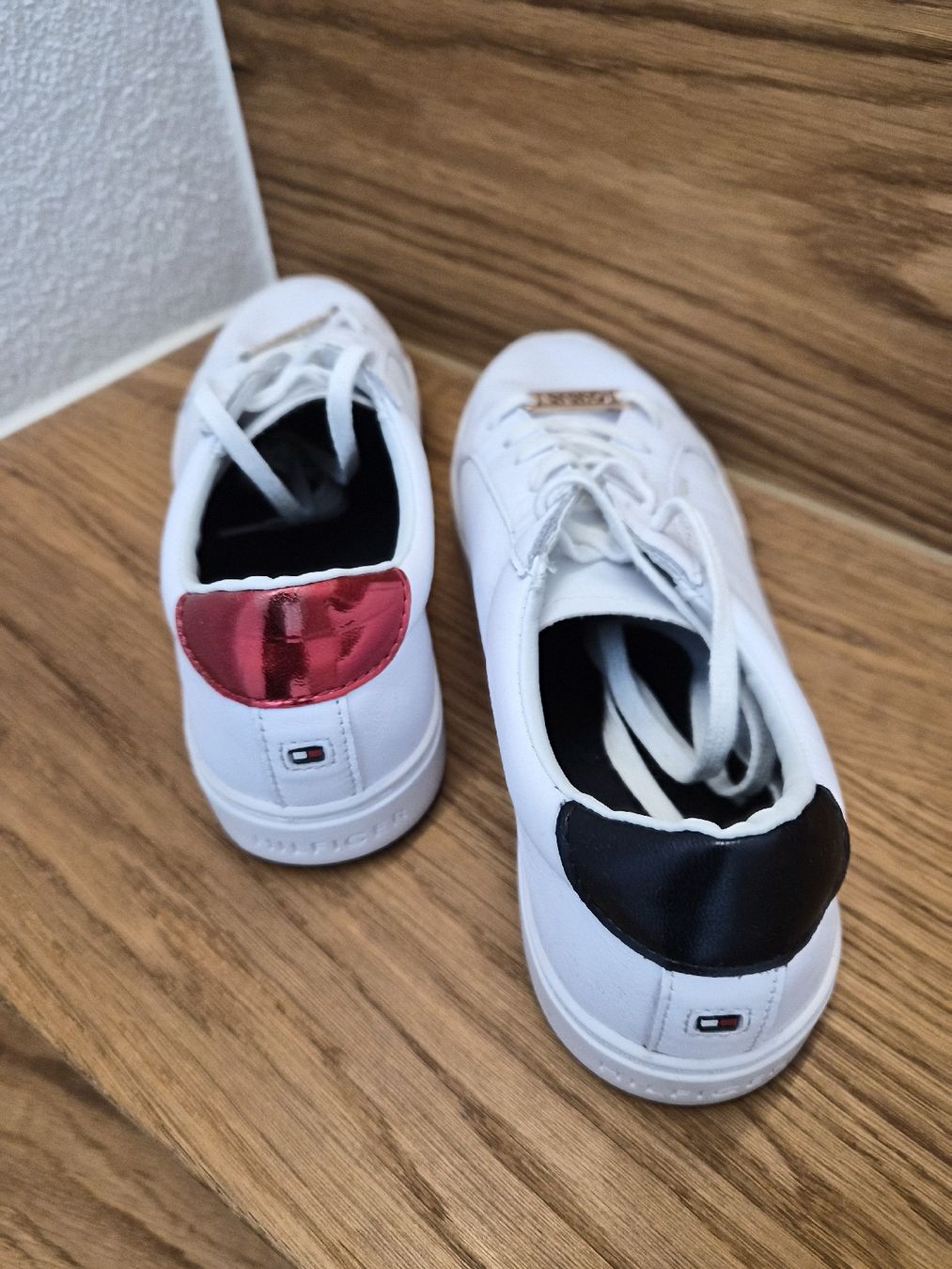 Tommy Hilfiger Scarpe da donna: Tommy Hilfiger Sneaker Weiss Gr. 39 – Usato da Schwarzenberg LU venduto da LadySecondhand 1