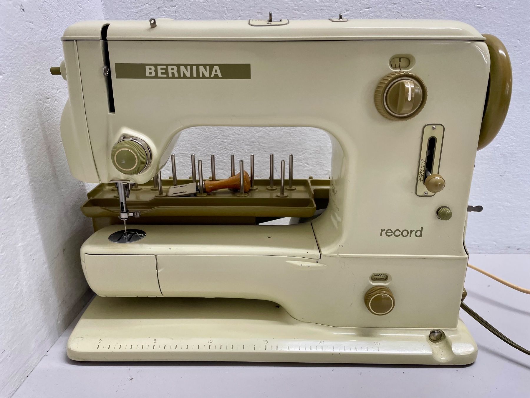 Bernina Macchine da cucire: Bernina Record 530.1 Nähmaschine – Usato da Niederdorf venduto da LeptonAG 1