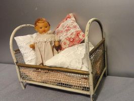 alt. Metallbettli mit Zub.Vintage + alte Puppe Germany 50ige