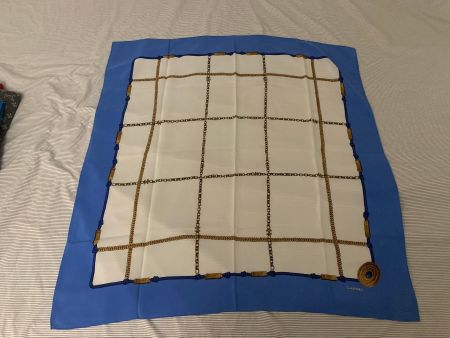 Foulard en soie Chanel motif chaînes bleu et blanc