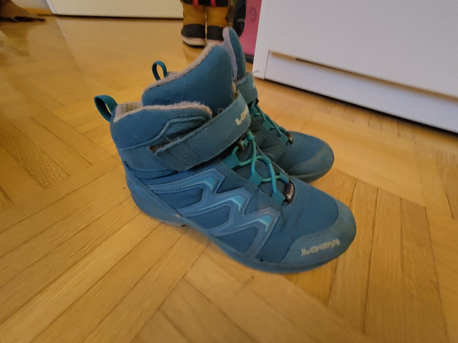 Lowa Scarpe per ragazzi: Lowa Trekkingschuhe hoch  Grösse 28 – Usato da Jona venduto da tschounaess