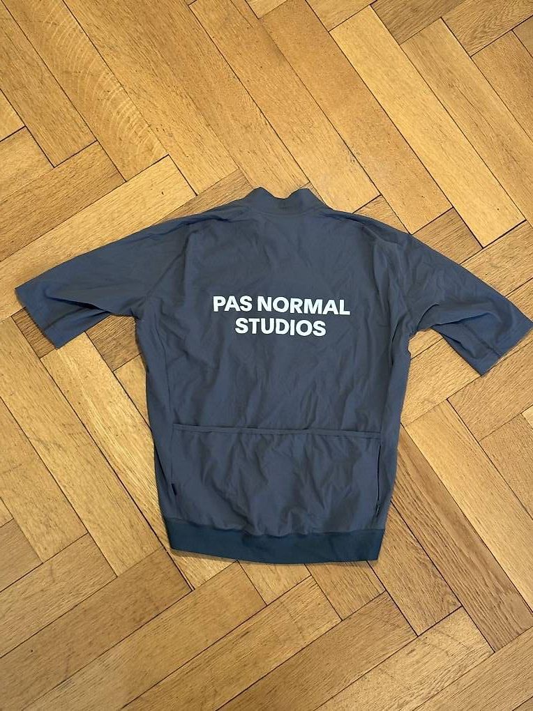 Pas Normal Studios Canottiere & Pantaloni: Maillot PAS NORMAL Essential (L) – Usato da Lausanne venduto da Sirimaz 1