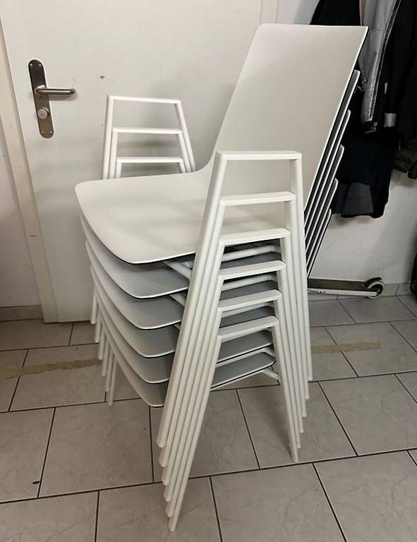 Chaises: 6 stappelbare Stühle in weiss-schwarz – D'occasion à Dietlikon par falessi01